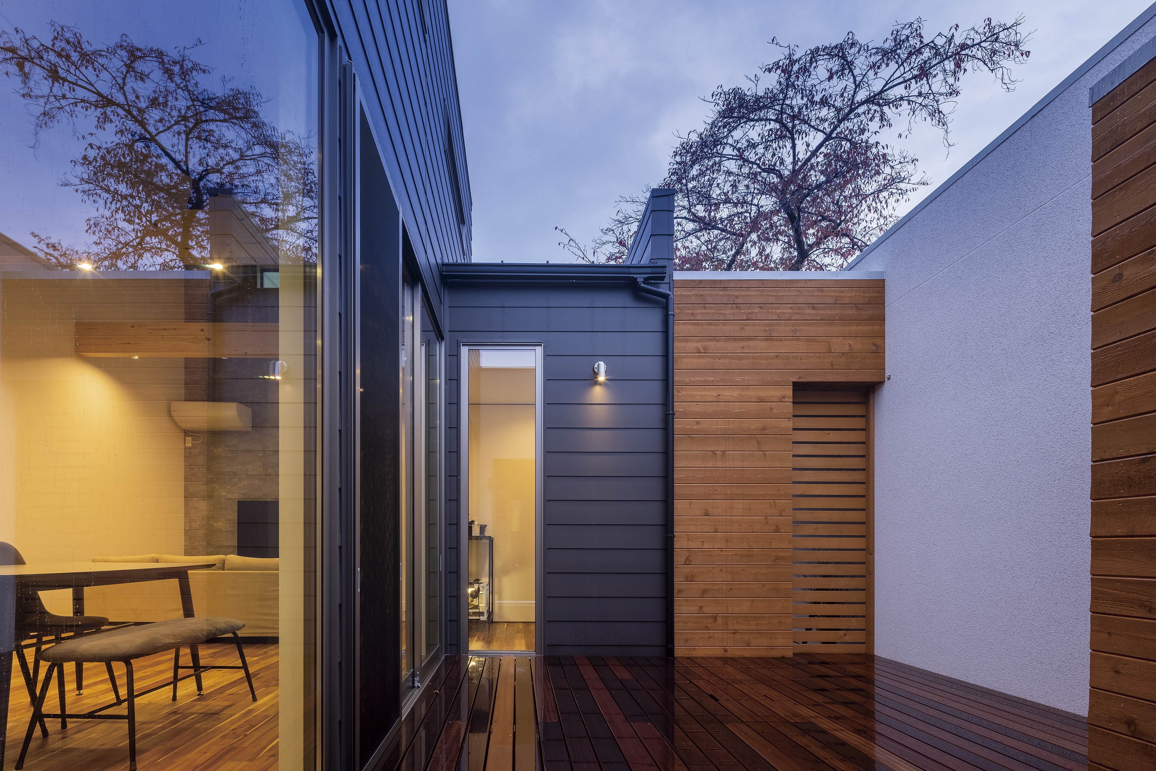 In town -街中に佇む家-