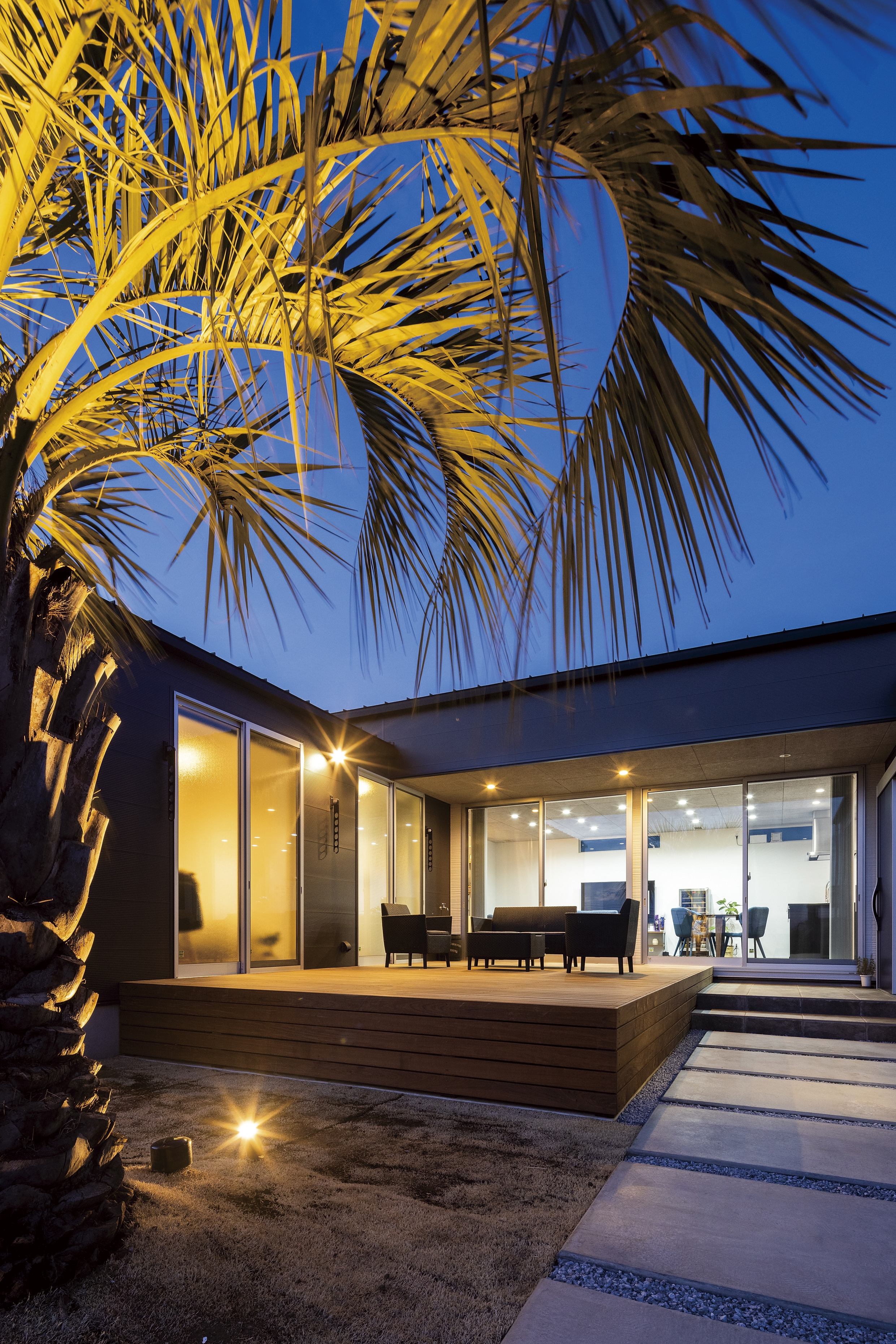 素材が光るコの字型の平屋